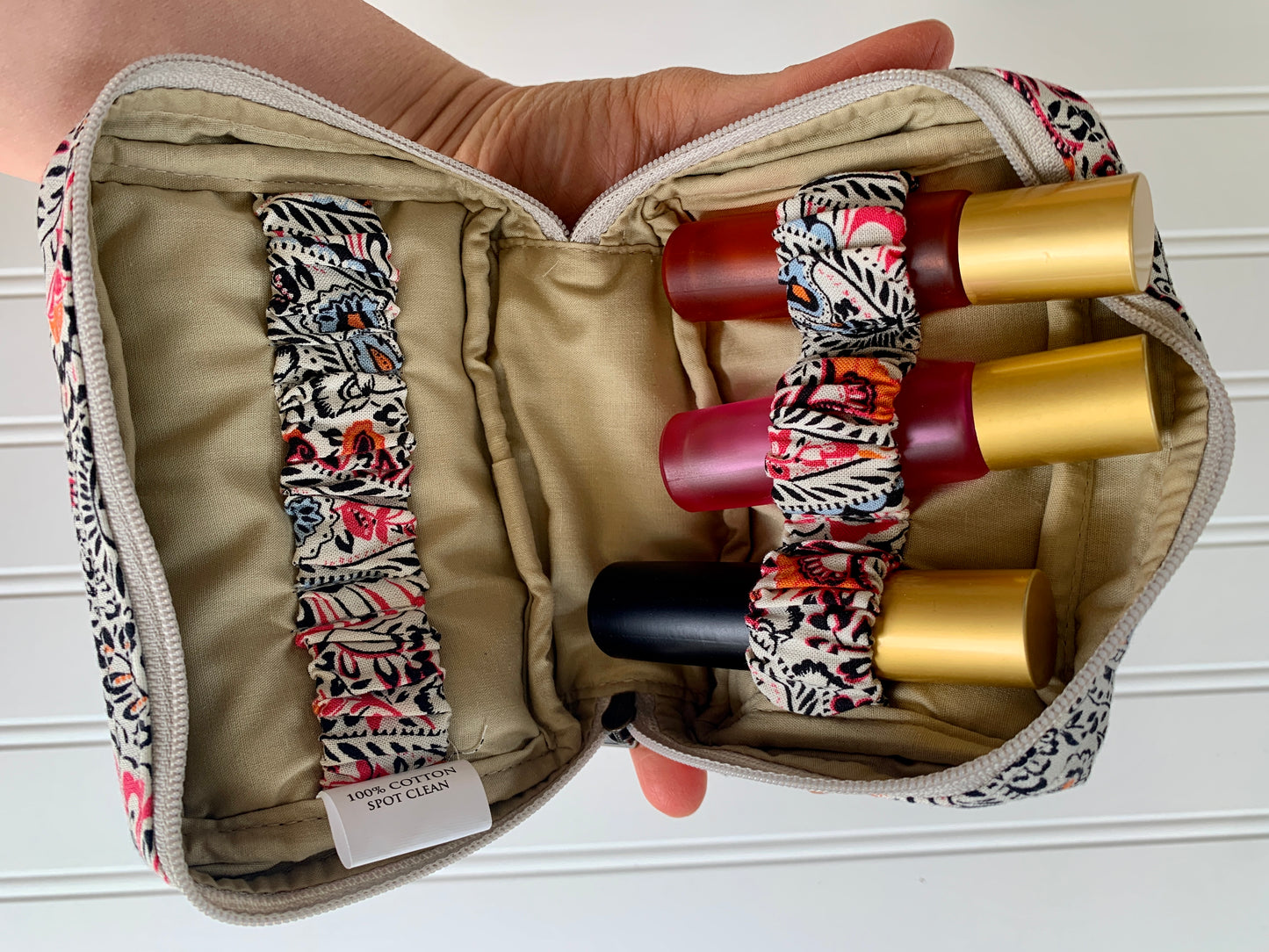 For Freedom Sak Saum essential oil bag with roller bottles