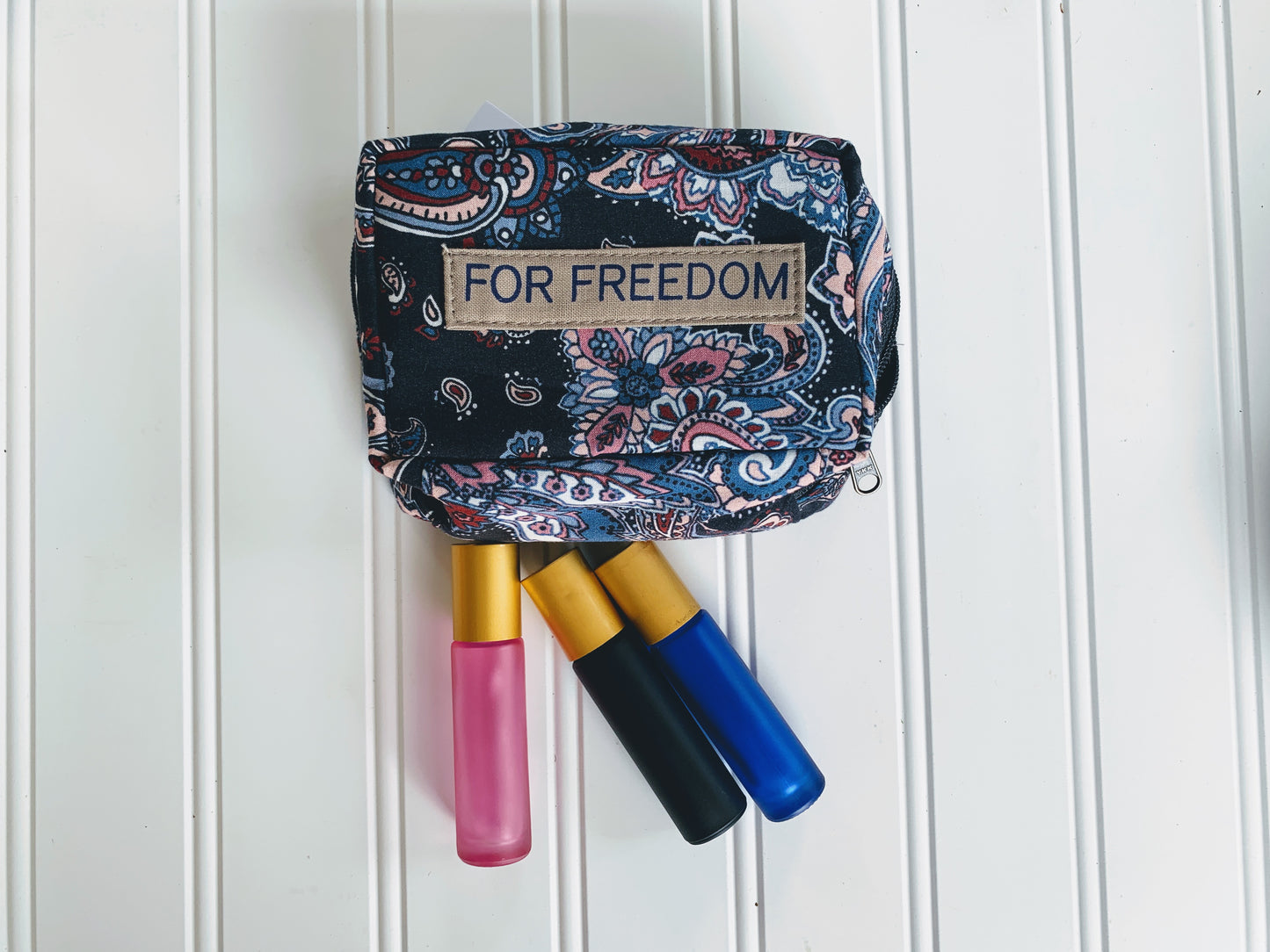 For Freedom Sak Saum essential oil bag with roller bottles