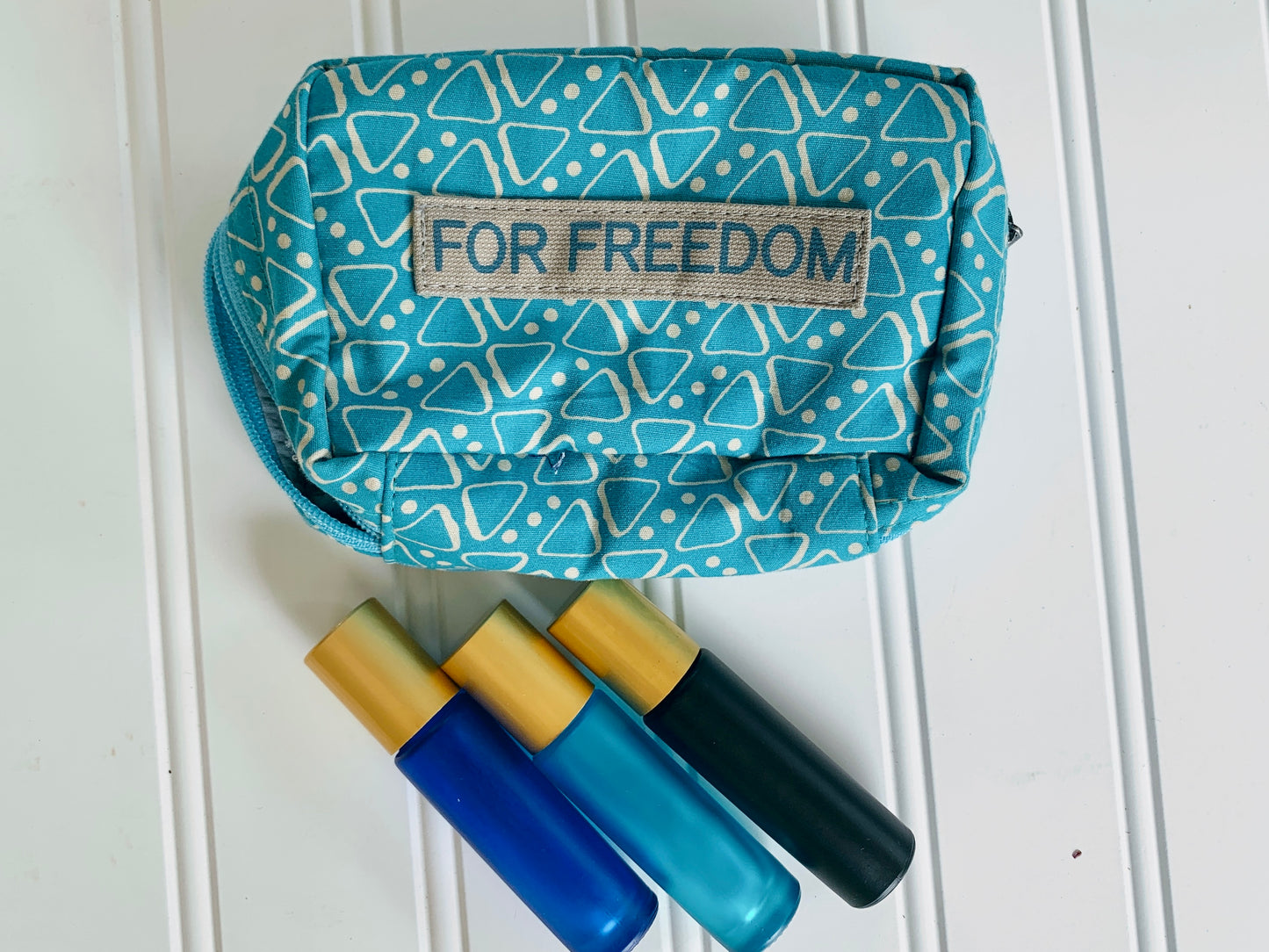 For Freedom Sak Saum essential oil bag with roller bottles