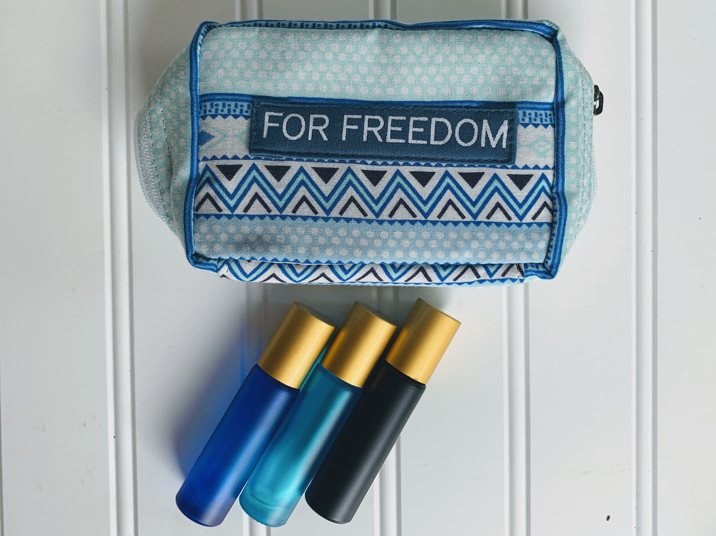 For Freedom Sak Saum essential oil bag with roller bottles