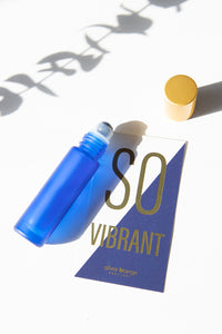 SO VIBRANT Blue bottle with clear quartz rollerball